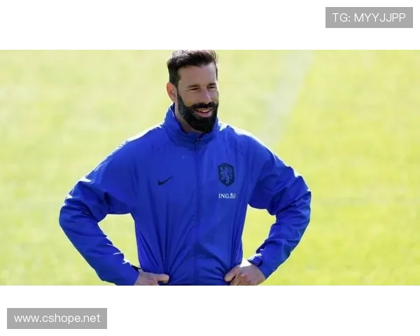 范尼加盟荷兰教练组传授经验